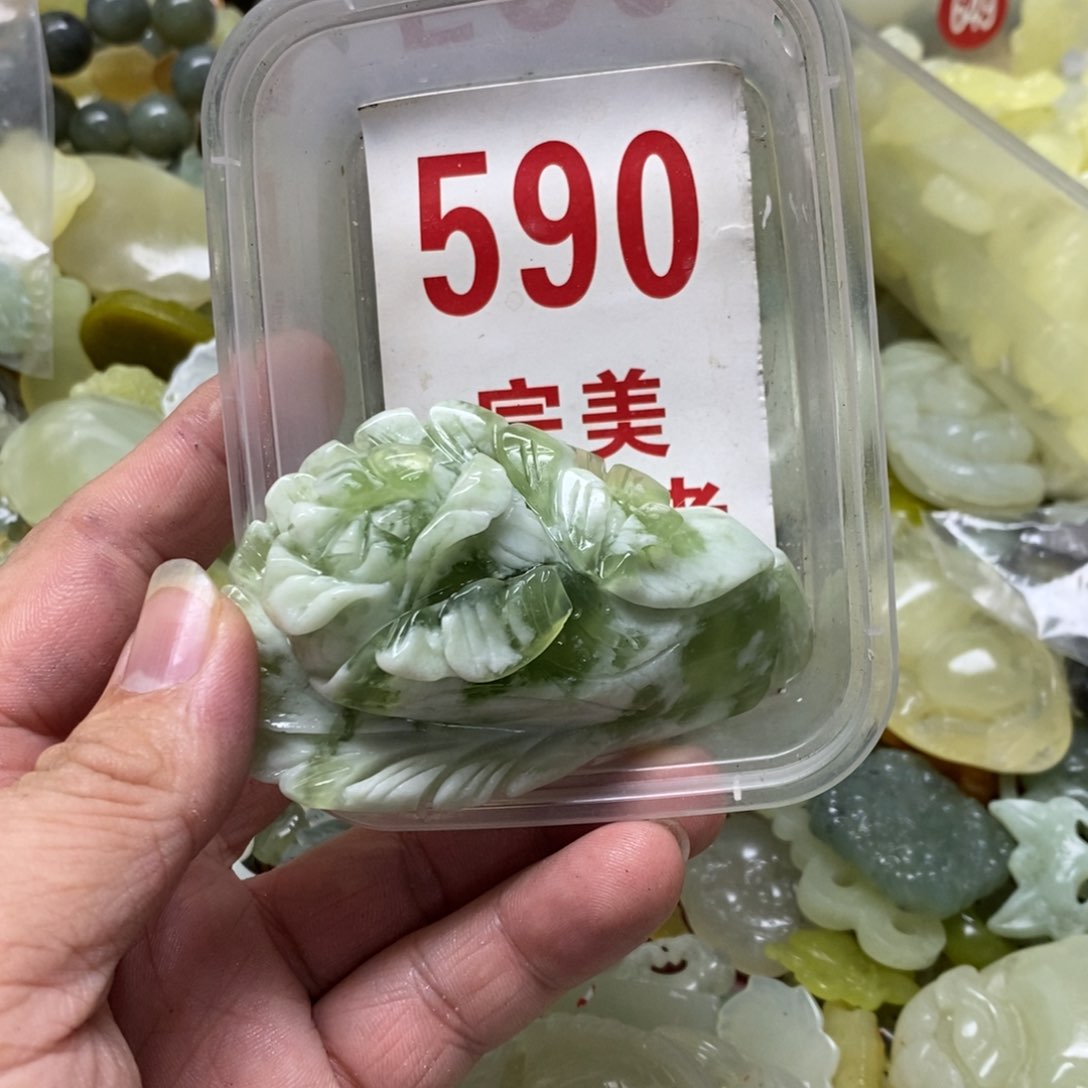蛇纹石玉挂坠未镶嵌
