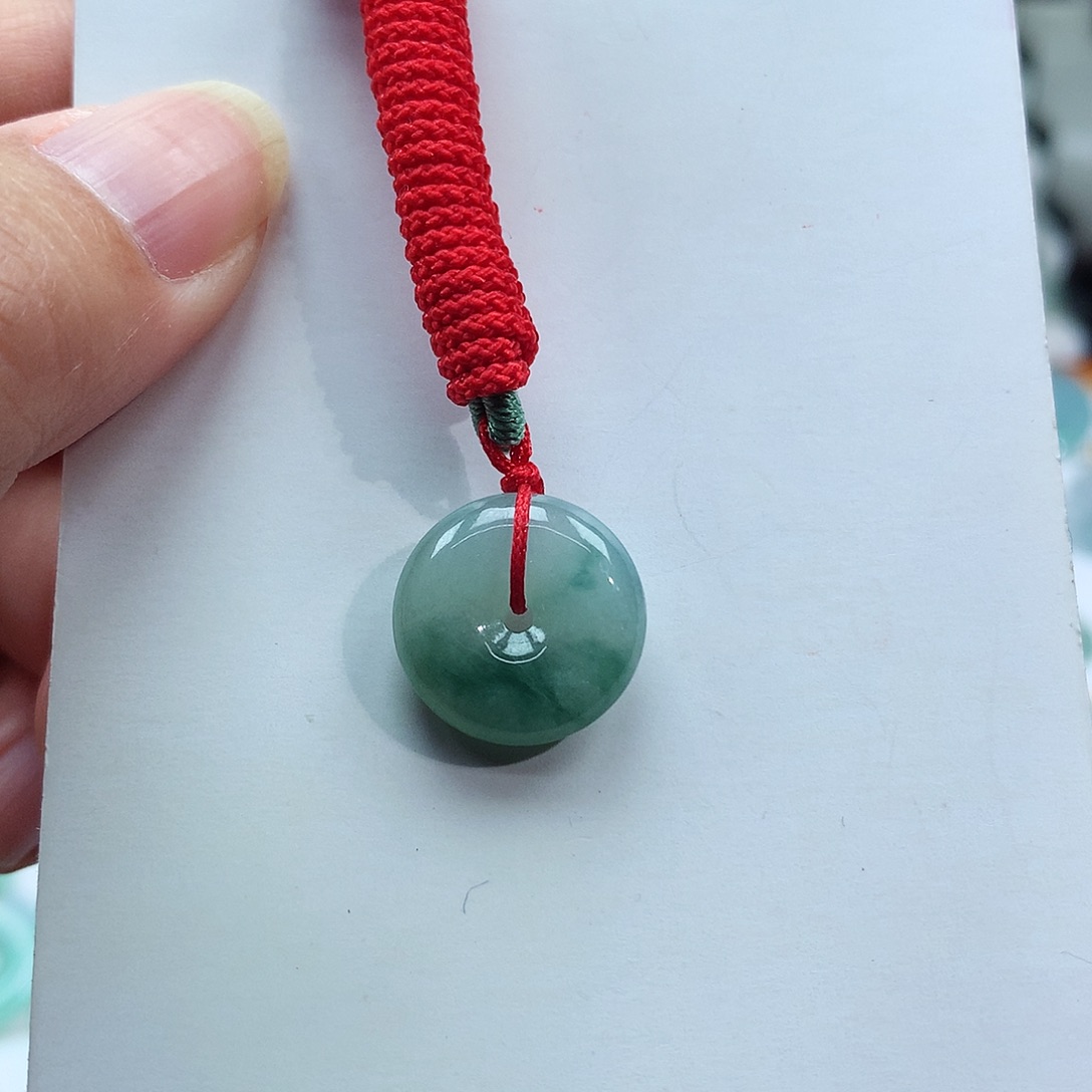 翡翠颈饰未镶嵌平安扣