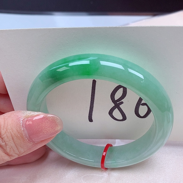 翡翠手镯未镶嵌翡翠