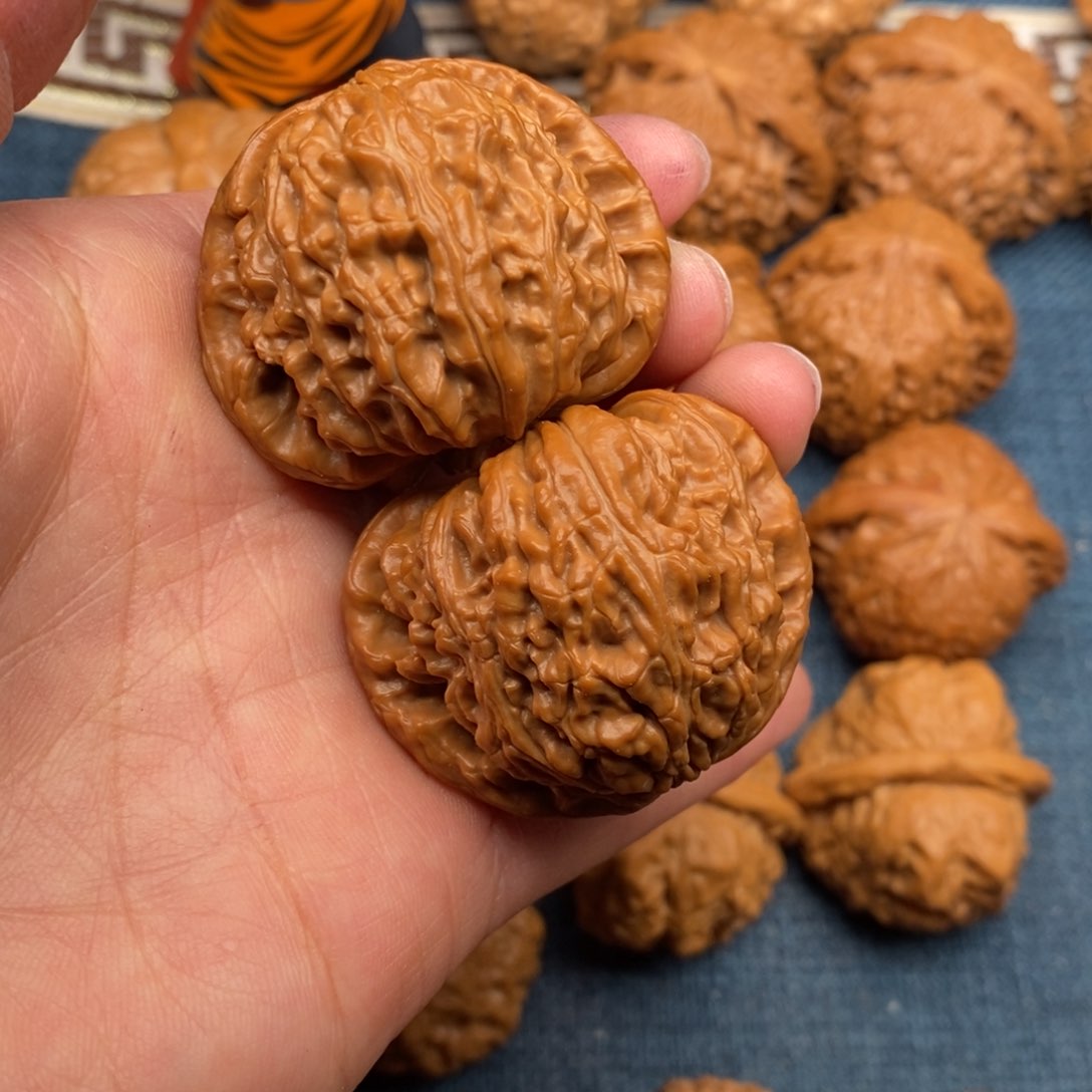 文玩核桃把件42.9红品闷白