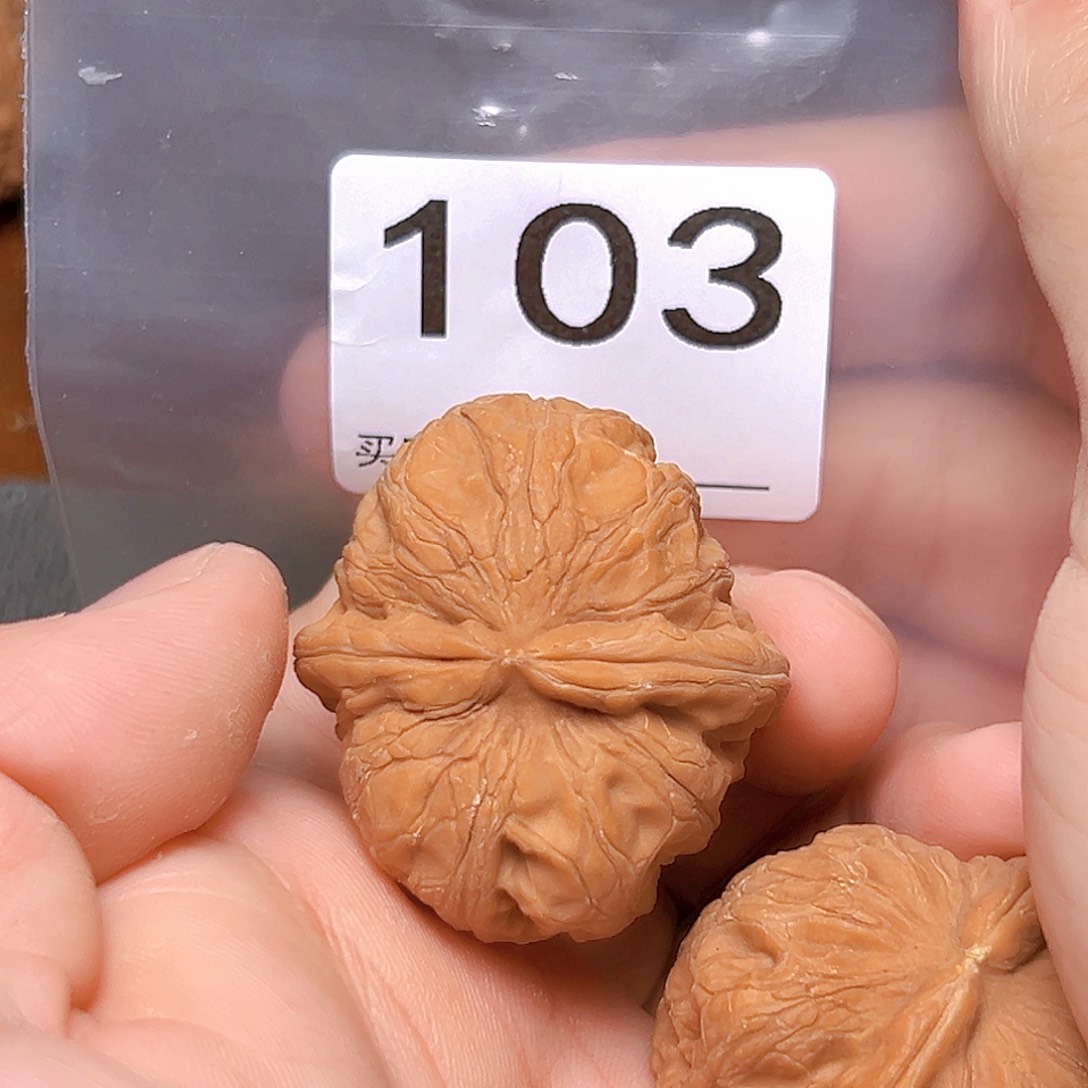 文玩核桃吊坠39➕元宝 有瑕疵