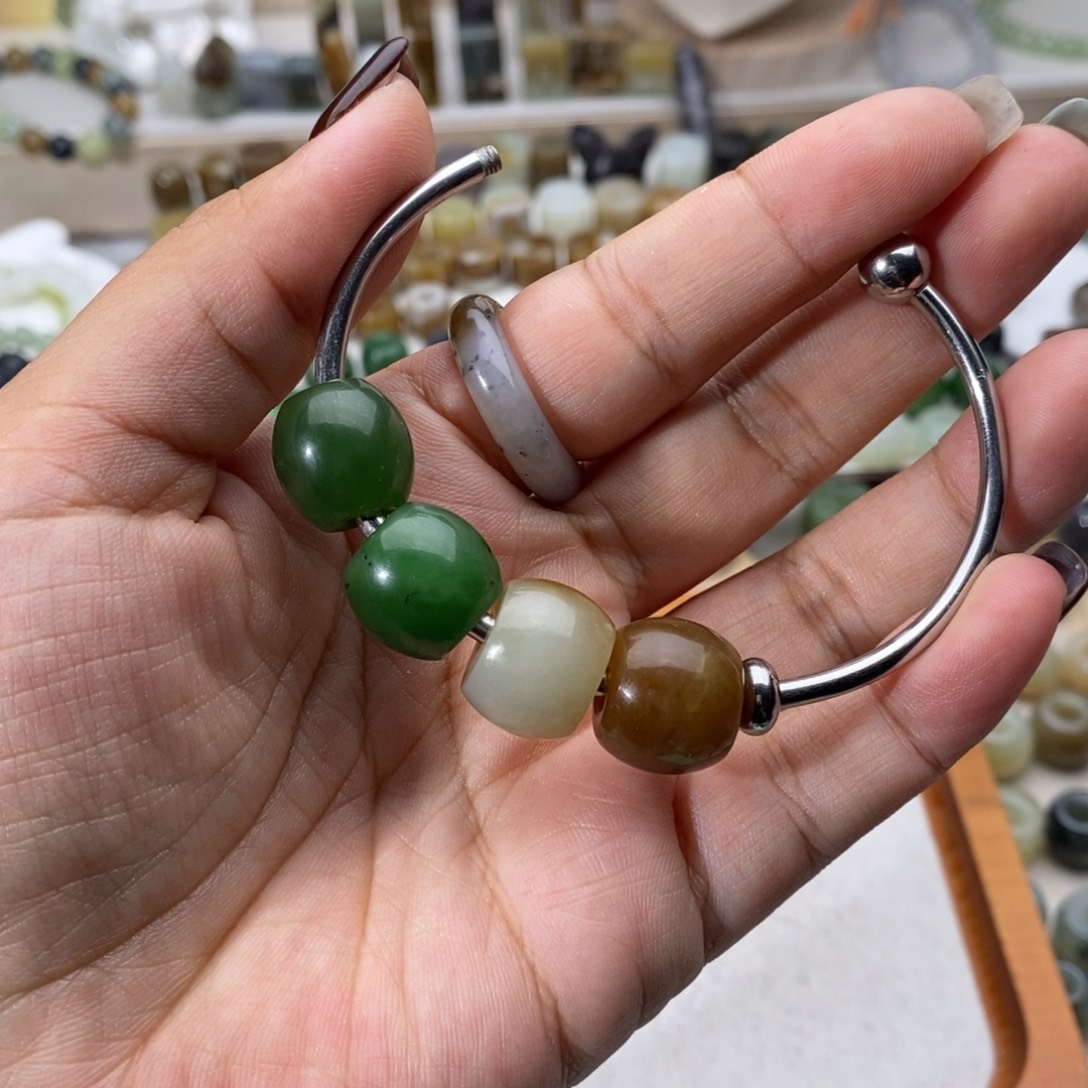 木***M和田玉未镶嵌颈饰买断不退换