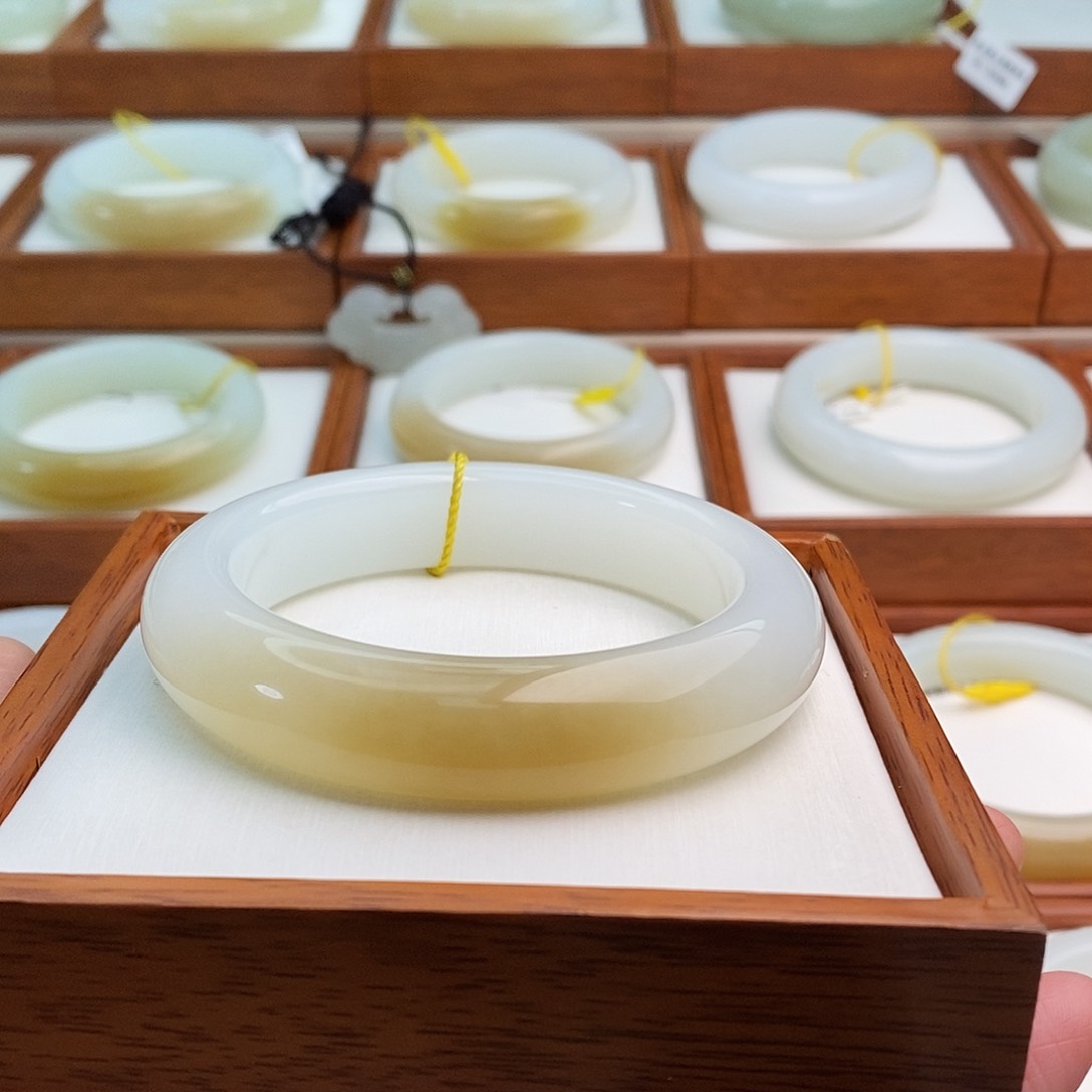 和田玉（糖玉）手镯未镶嵌