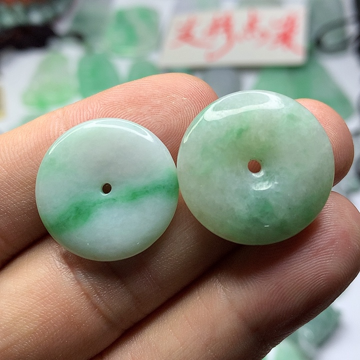 翡翠未镶嵌吊坠(赠链)多样性发货