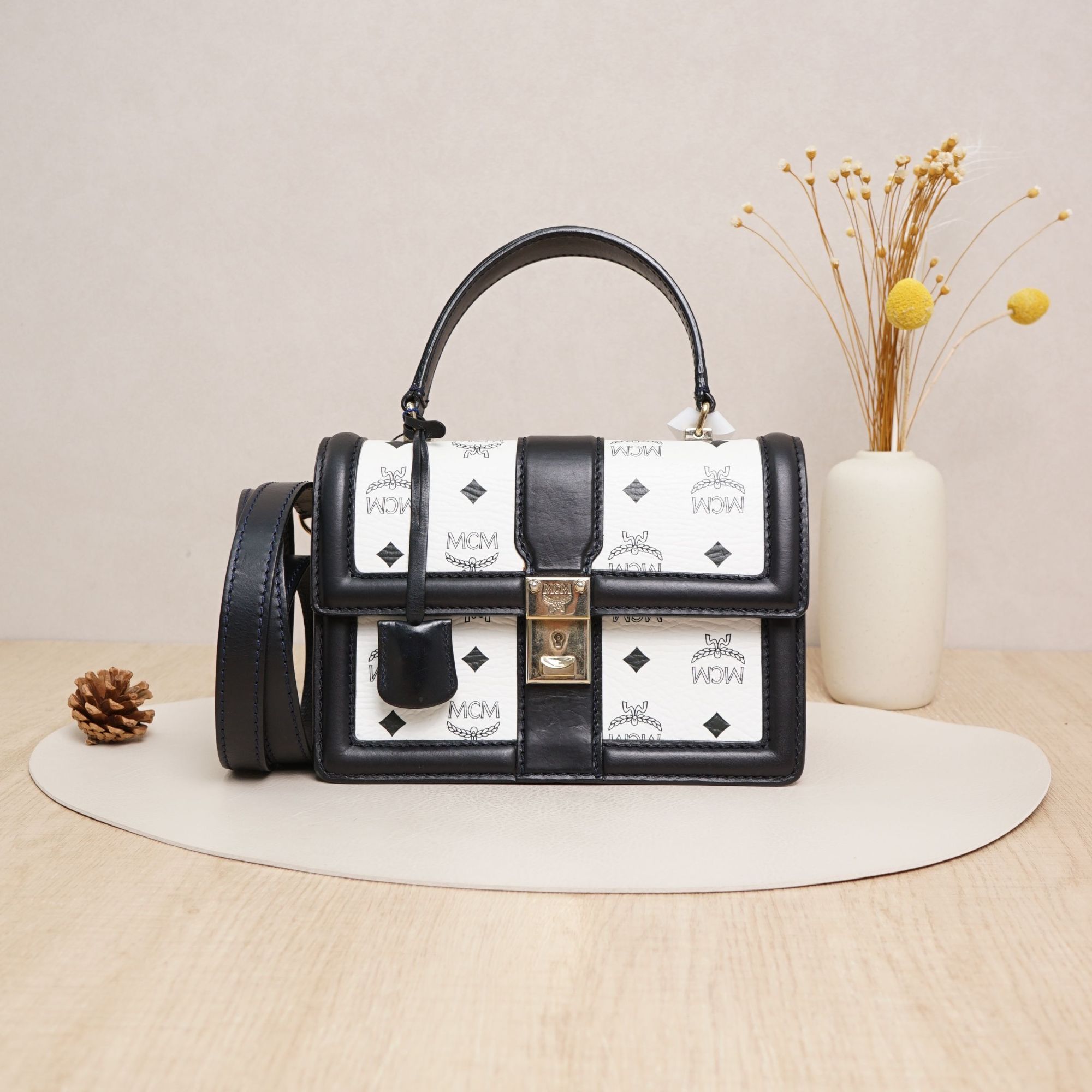 95新 MCM 手提斜挎包黑白拼色/肩带/尘袋DS031449