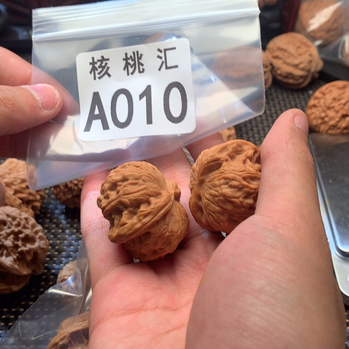 文玩核桃吊坠小金鱼