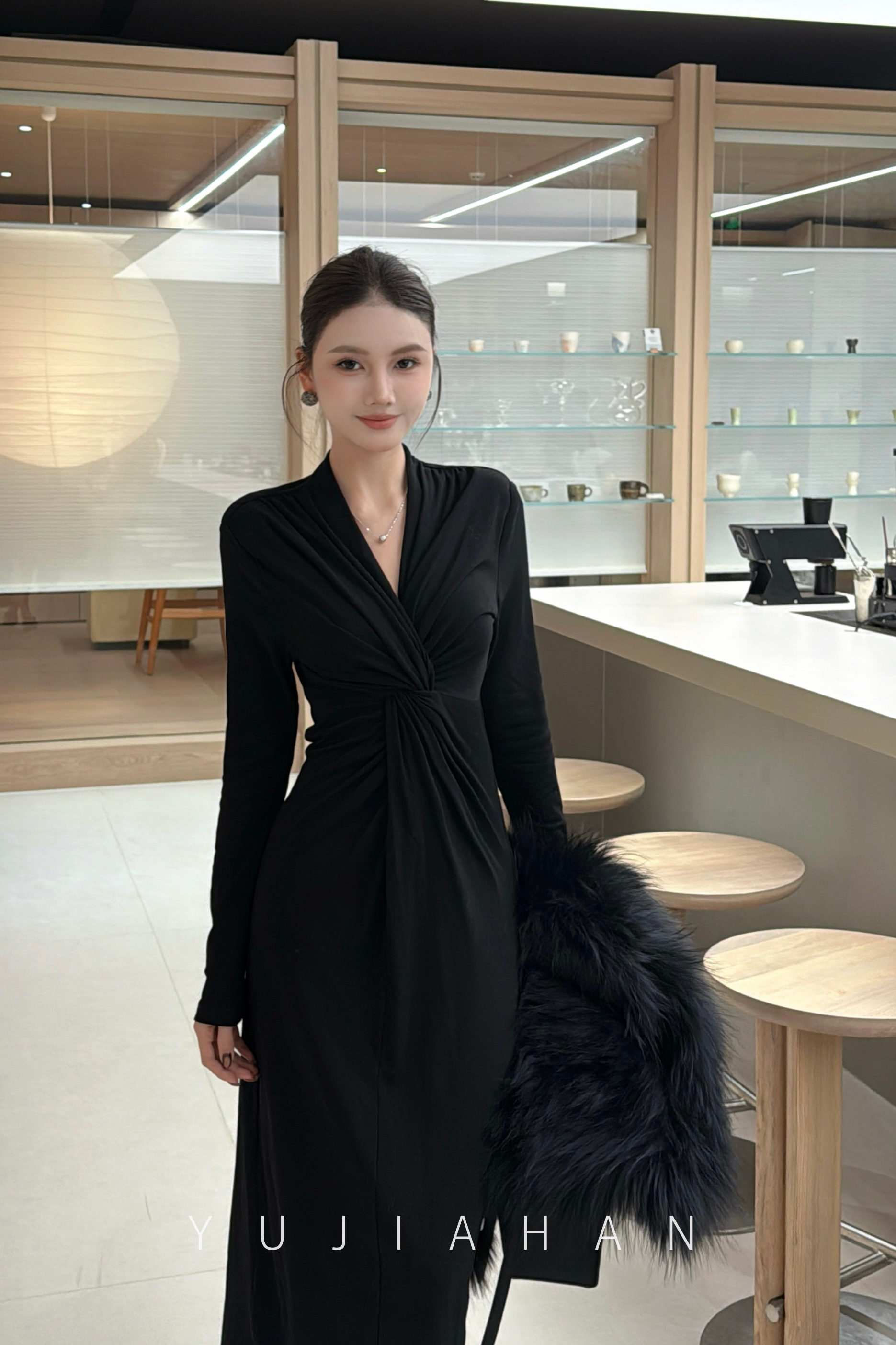 YUJIAHAN「巴黎晚宴」黑色扭结v领针织连衣裙女长袖纯欲中长款裙子