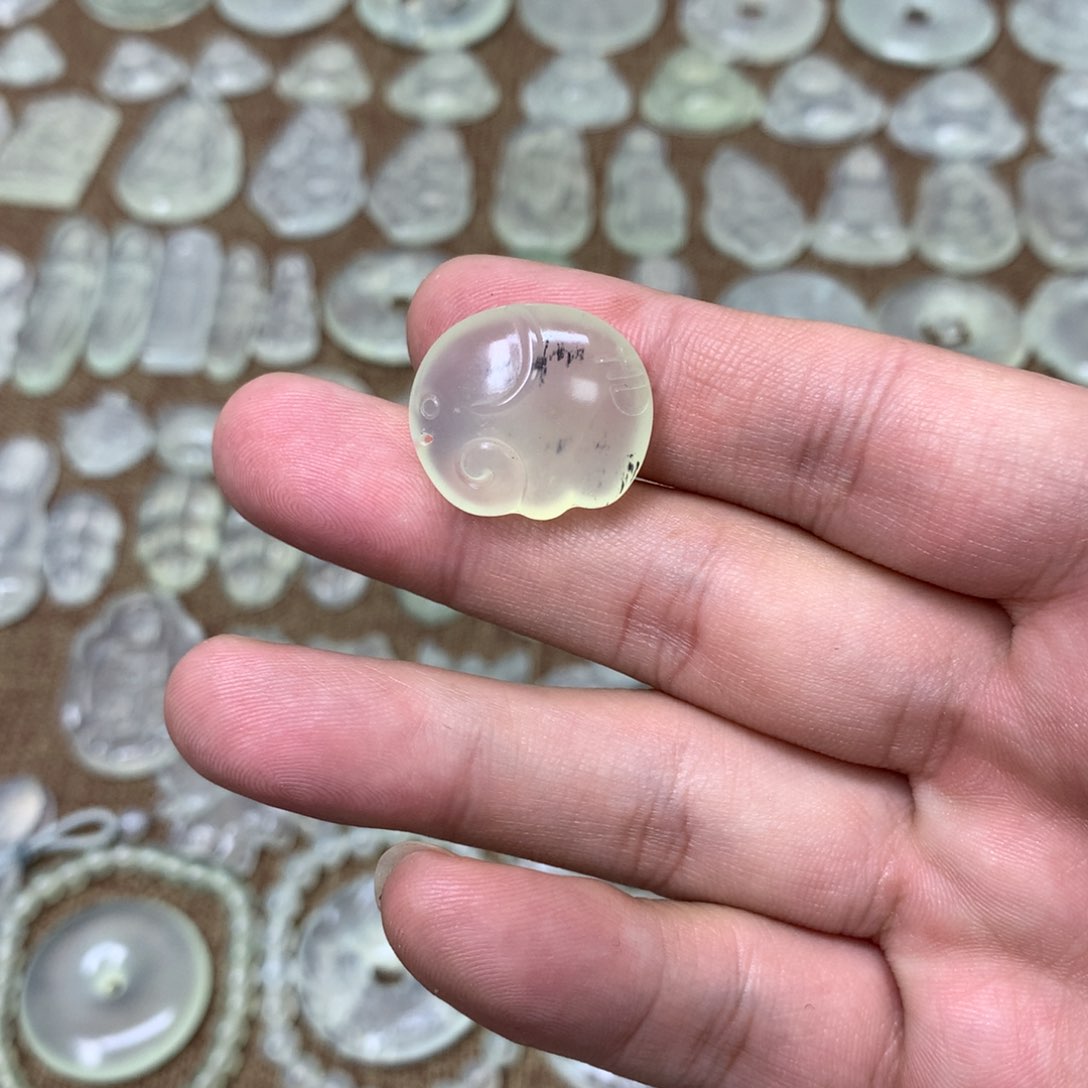 蛇纹石玉颈饰未镶嵌