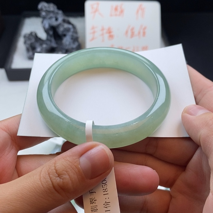 翡翠手镯未镶嵌翡翠