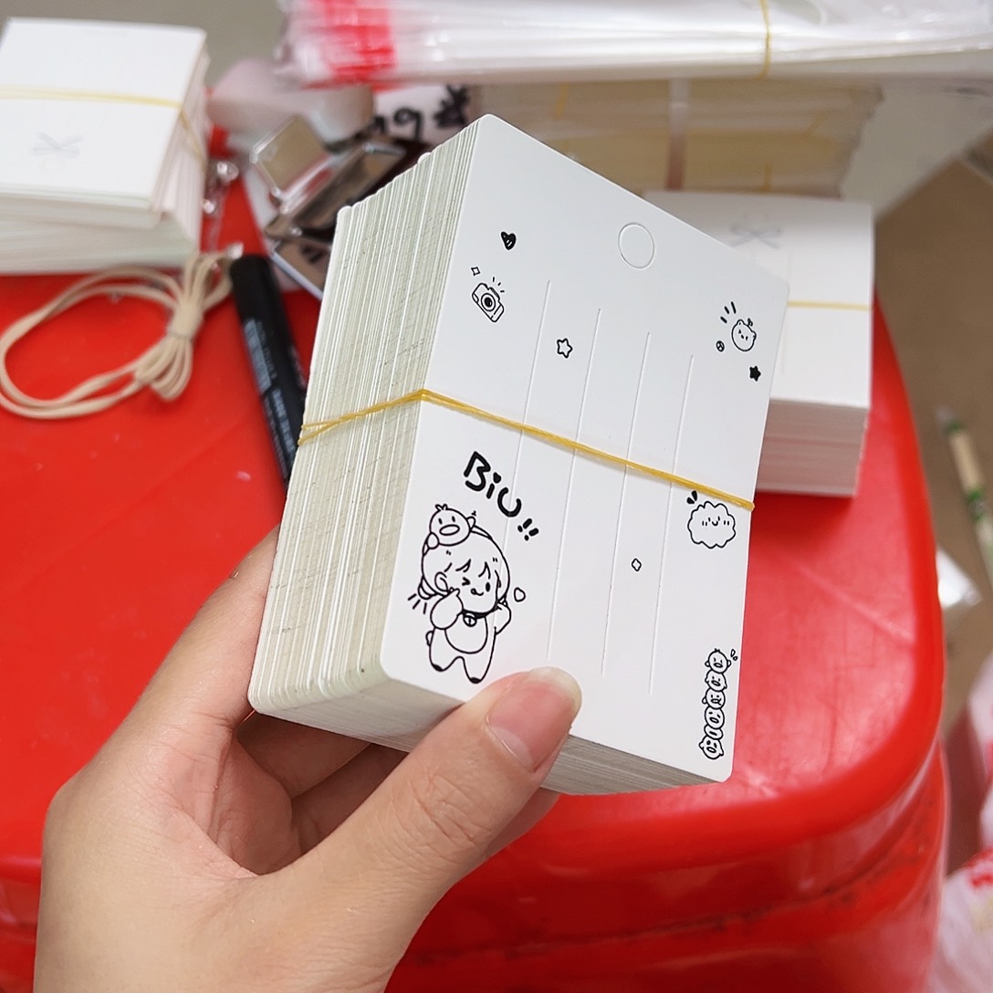 女孩黑白手上那一沓