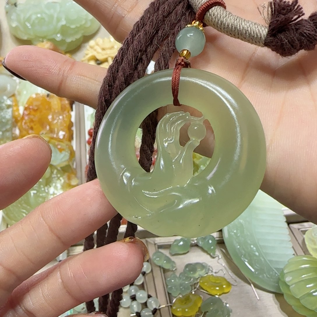 未镶嵌蛇纹石玉吊坠