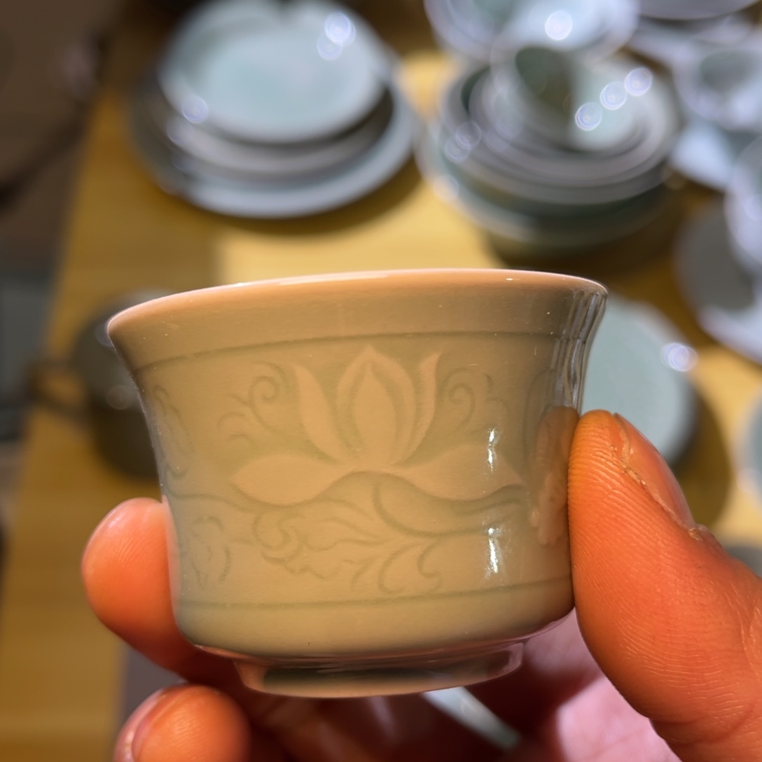 微瑕莲纹收腰小小杯子特价