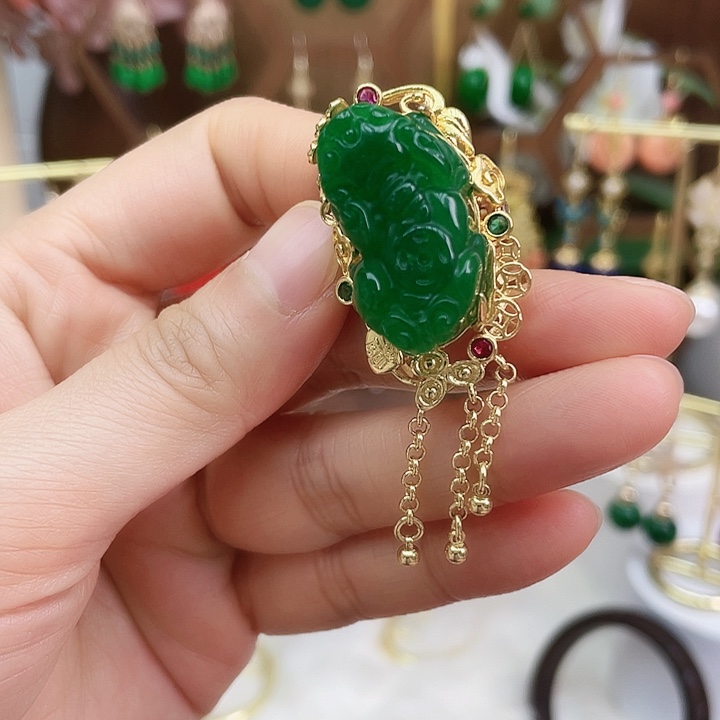 石英质玉颈饰合金