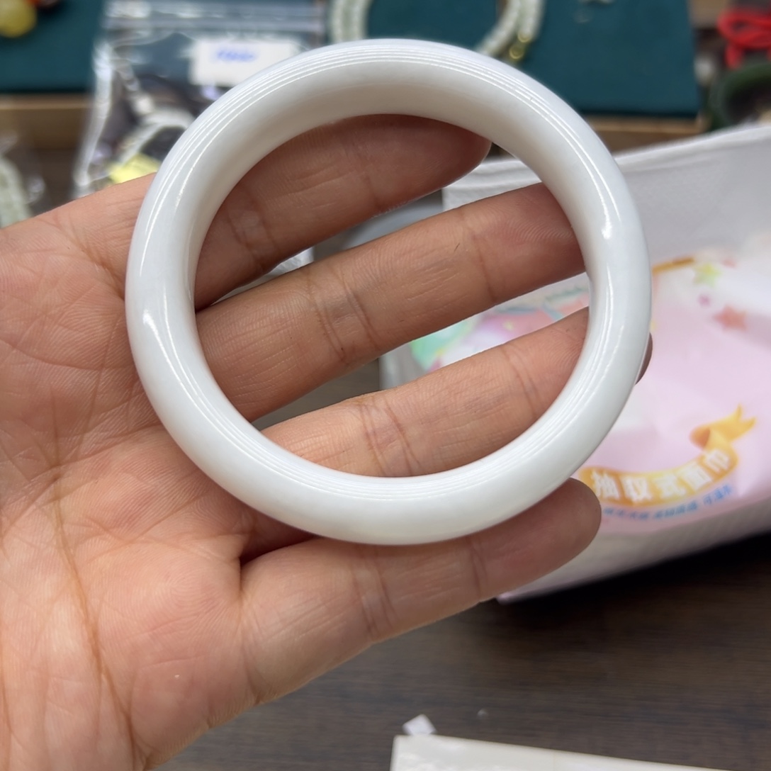 和田玉未镶嵌手镯57.3圈围1923瑕