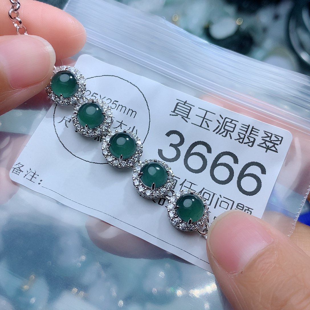 翡翠颈饰未镶嵌3666。