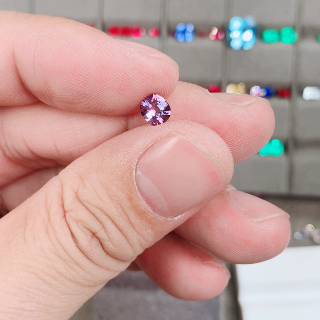 尖晶石裸石未镶嵌0.67ct 紫色尖晶石