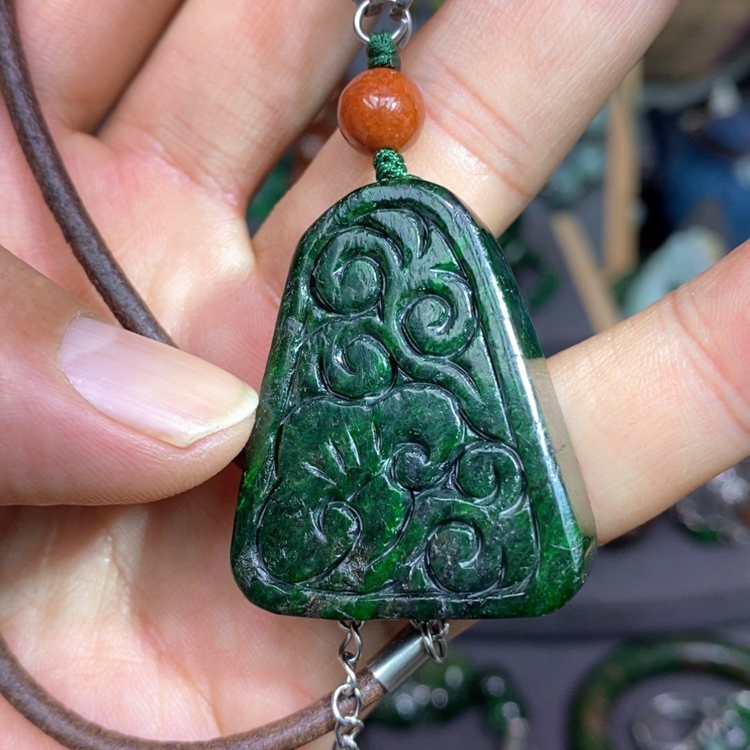 翡翠颈饰未镶嵌漂亮美眉