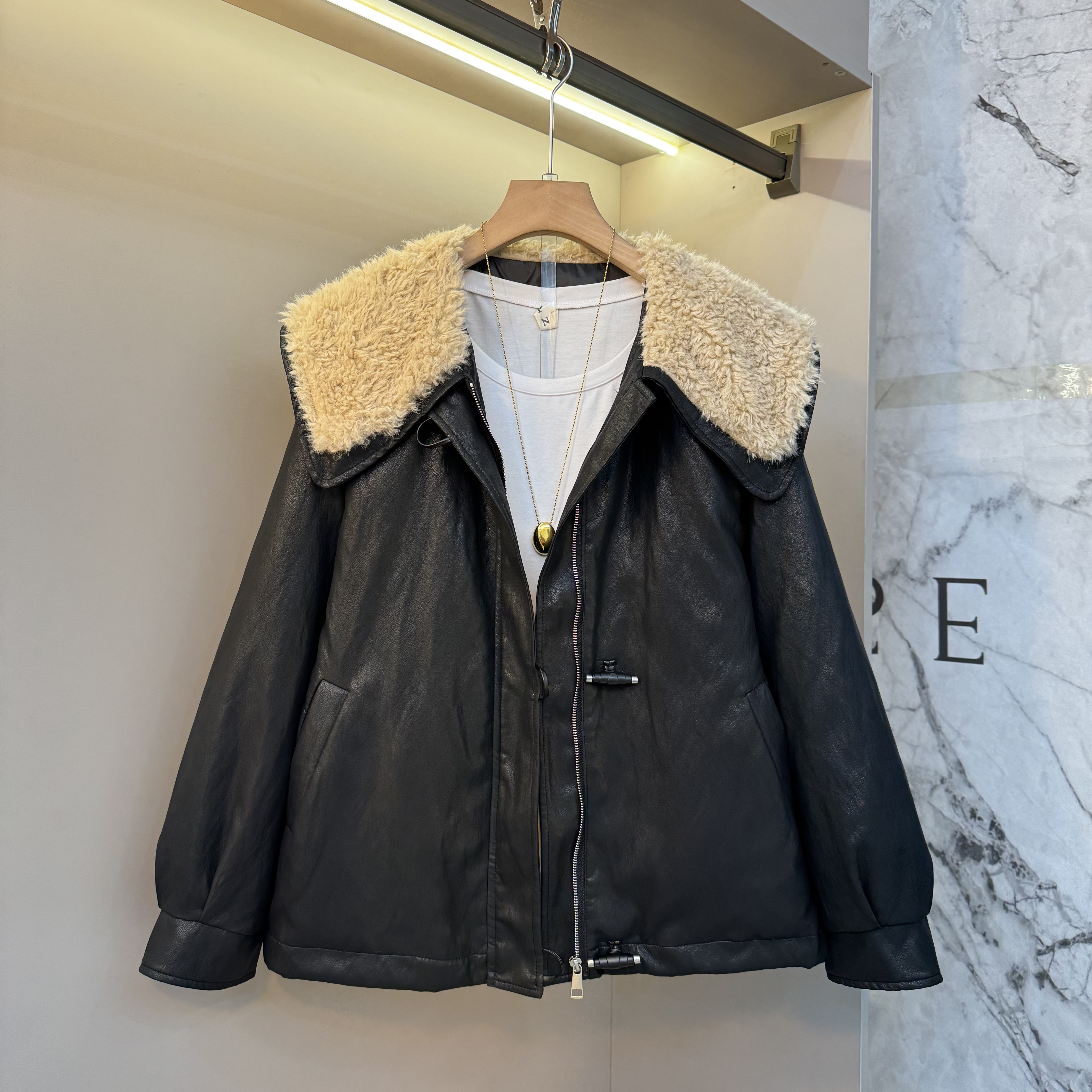 2025新款欧货高品质冬加绒减龄大翻领毛毛休闲皮衣保暖外套88393