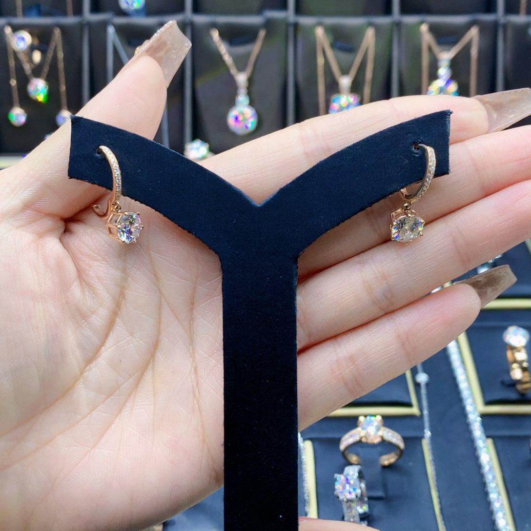 合成碳硅石（莫桑石）耳饰18K金镶嵌饺****姐