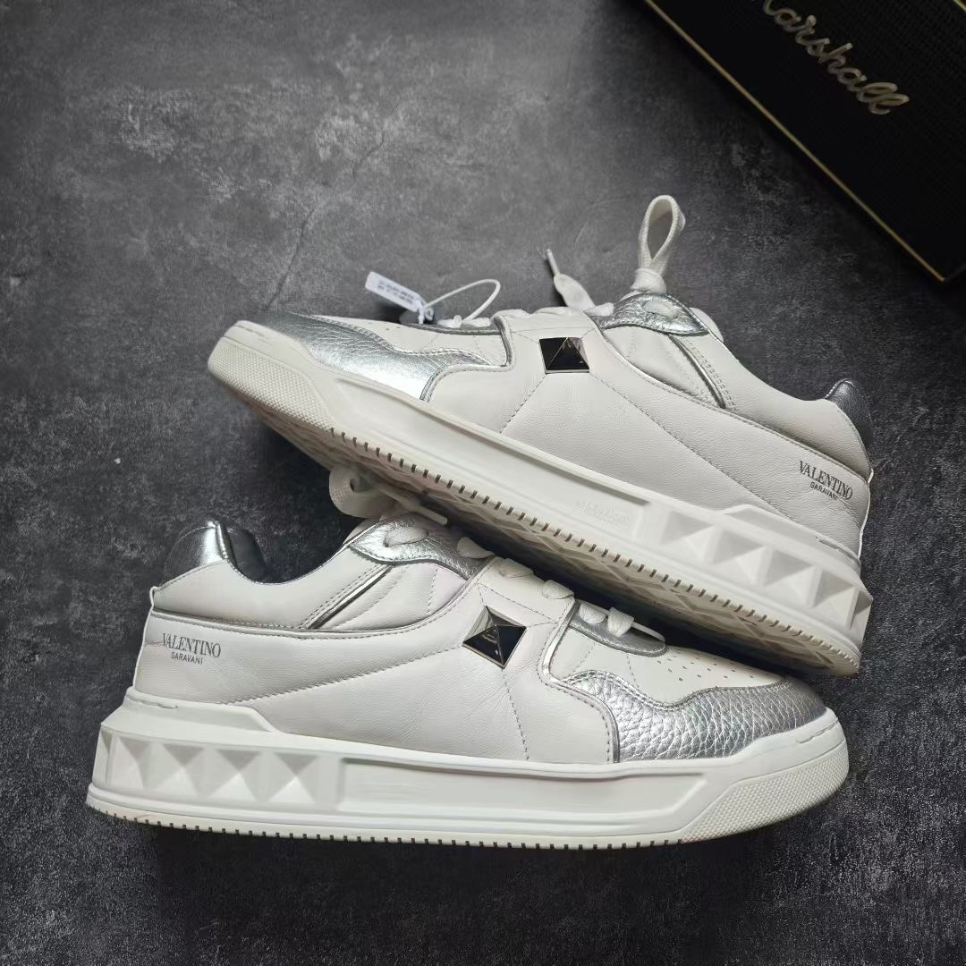 99新 Valentino/华伦天奴 41码 ONE STUD 白银 鞋