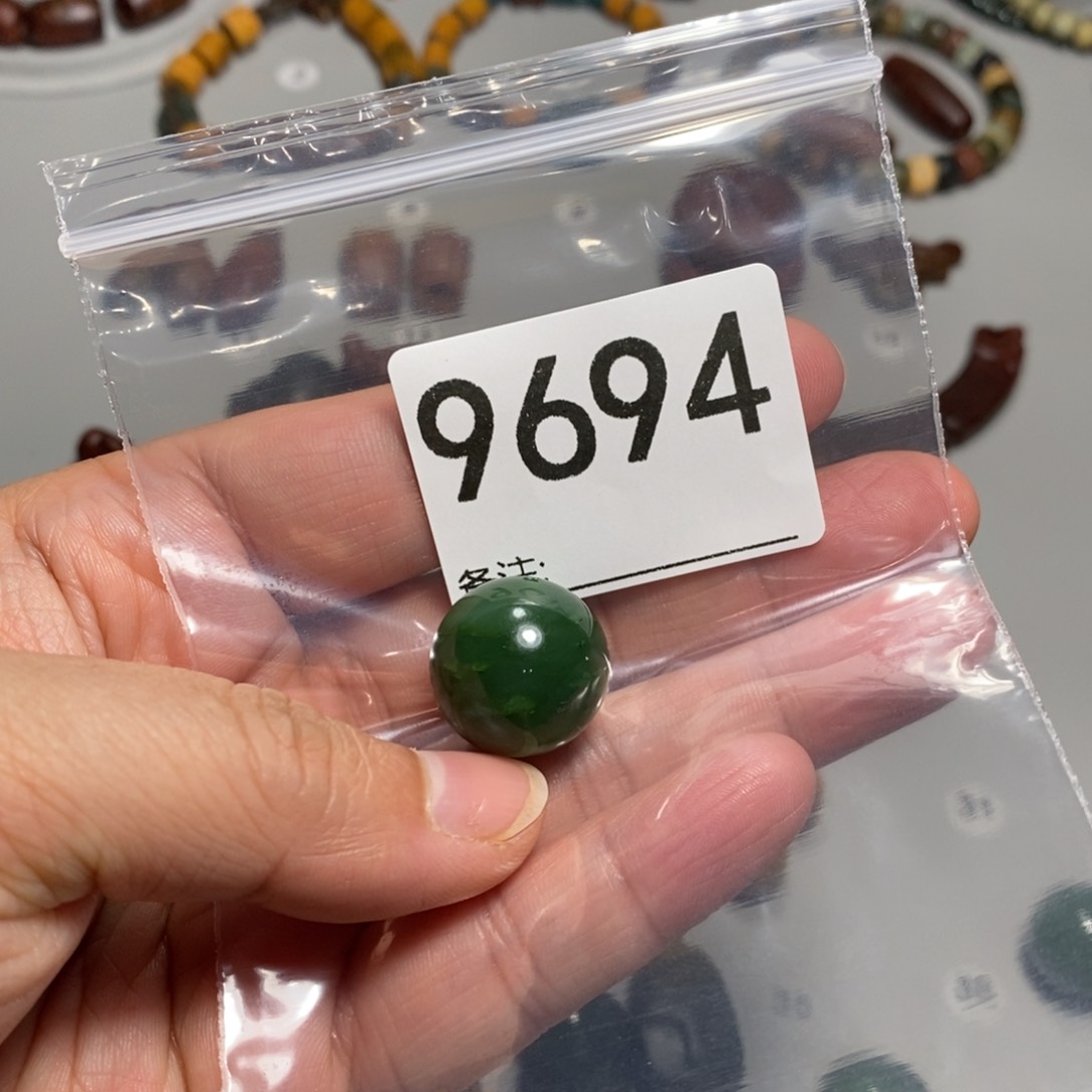 颈饰未镶嵌透闪石质玉轻**萤