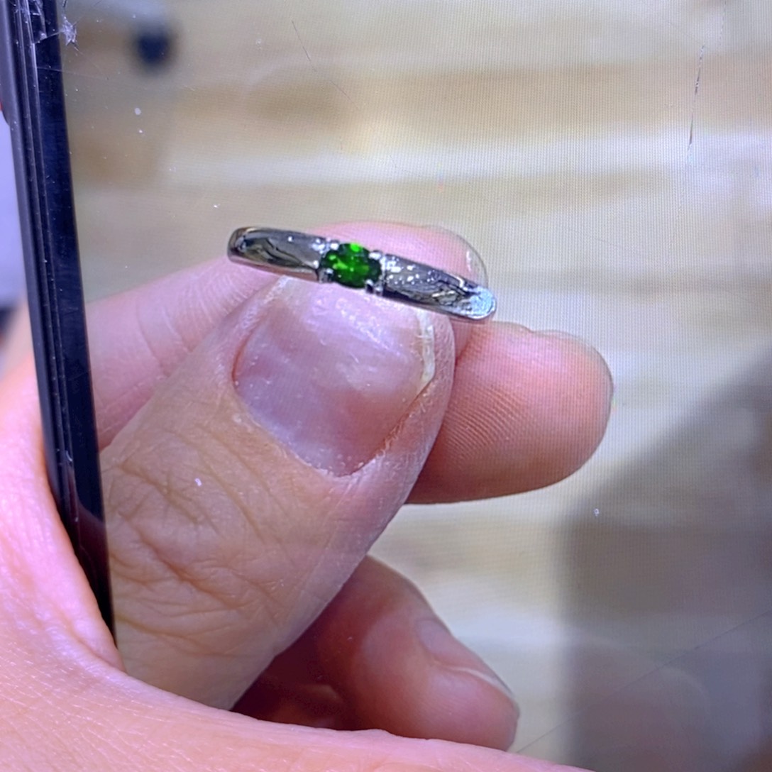 戒指透辉石银S925镶嵌小**?