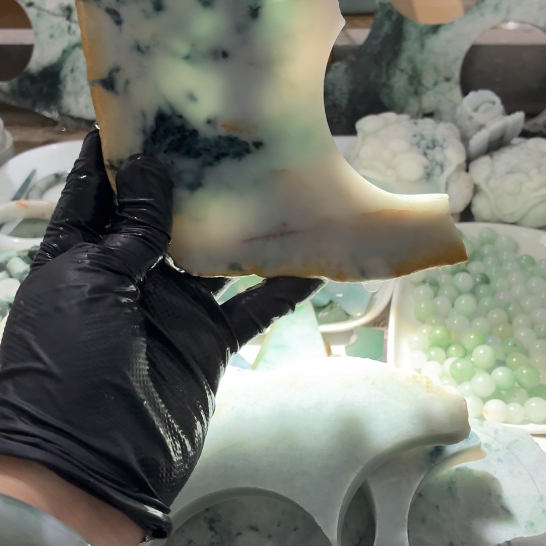 翡翠未镶嵌颈饰边角料