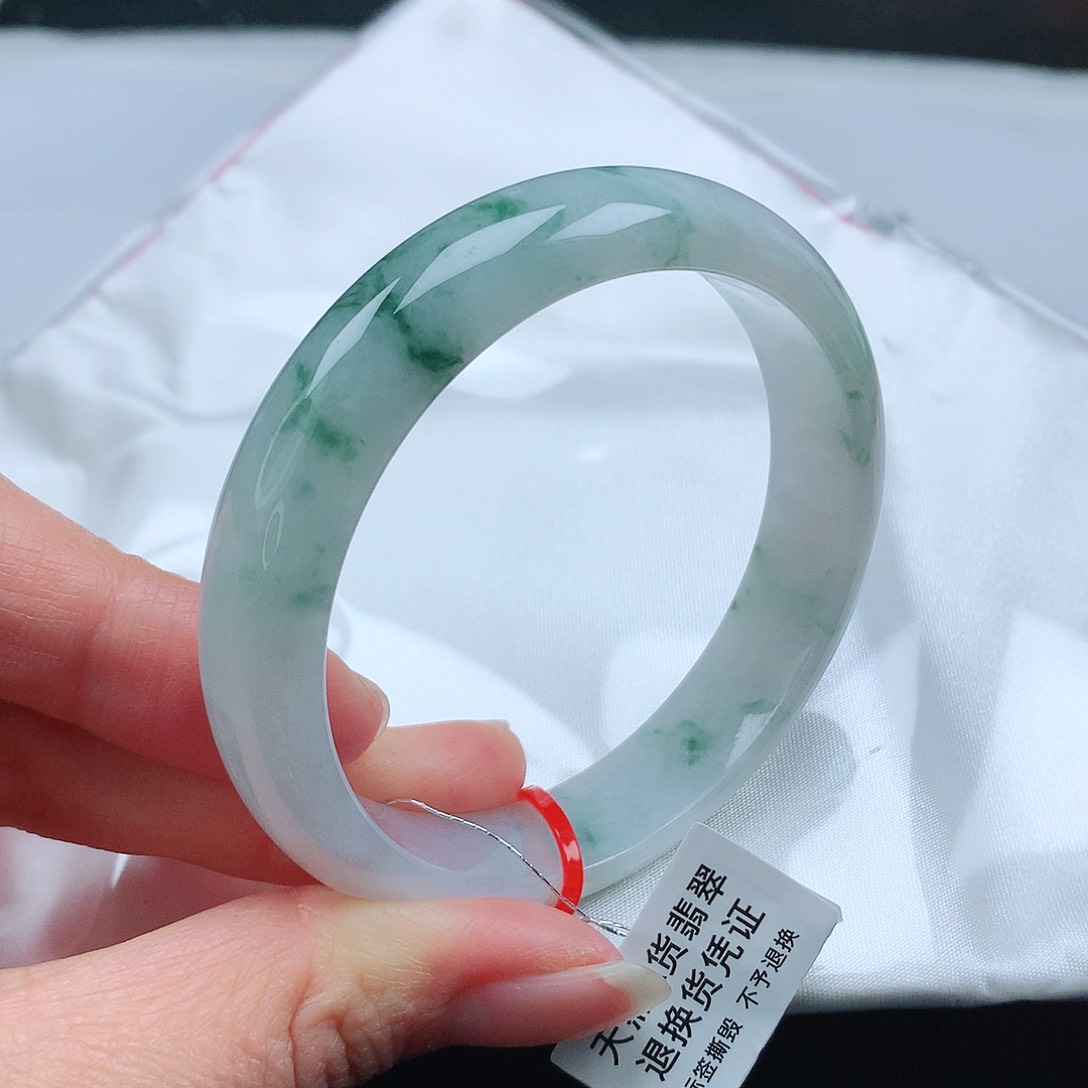 翡翠手镯未镶嵌54圈