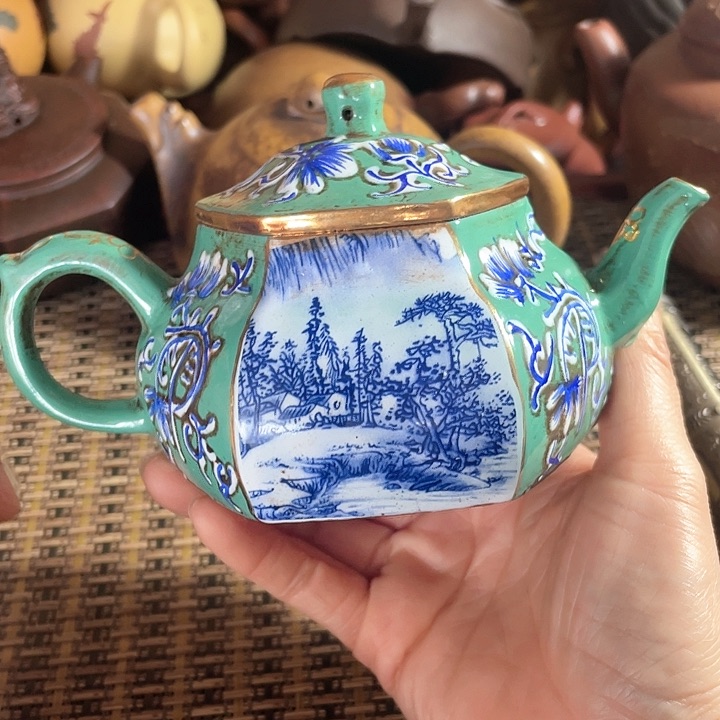 紫砂茶壶原矿泥料手工制作的紫砂壶。