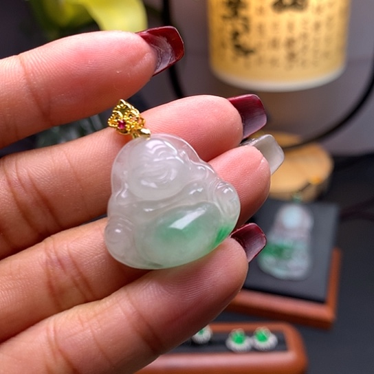 翡翠吊坠(赠链)未镶嵌