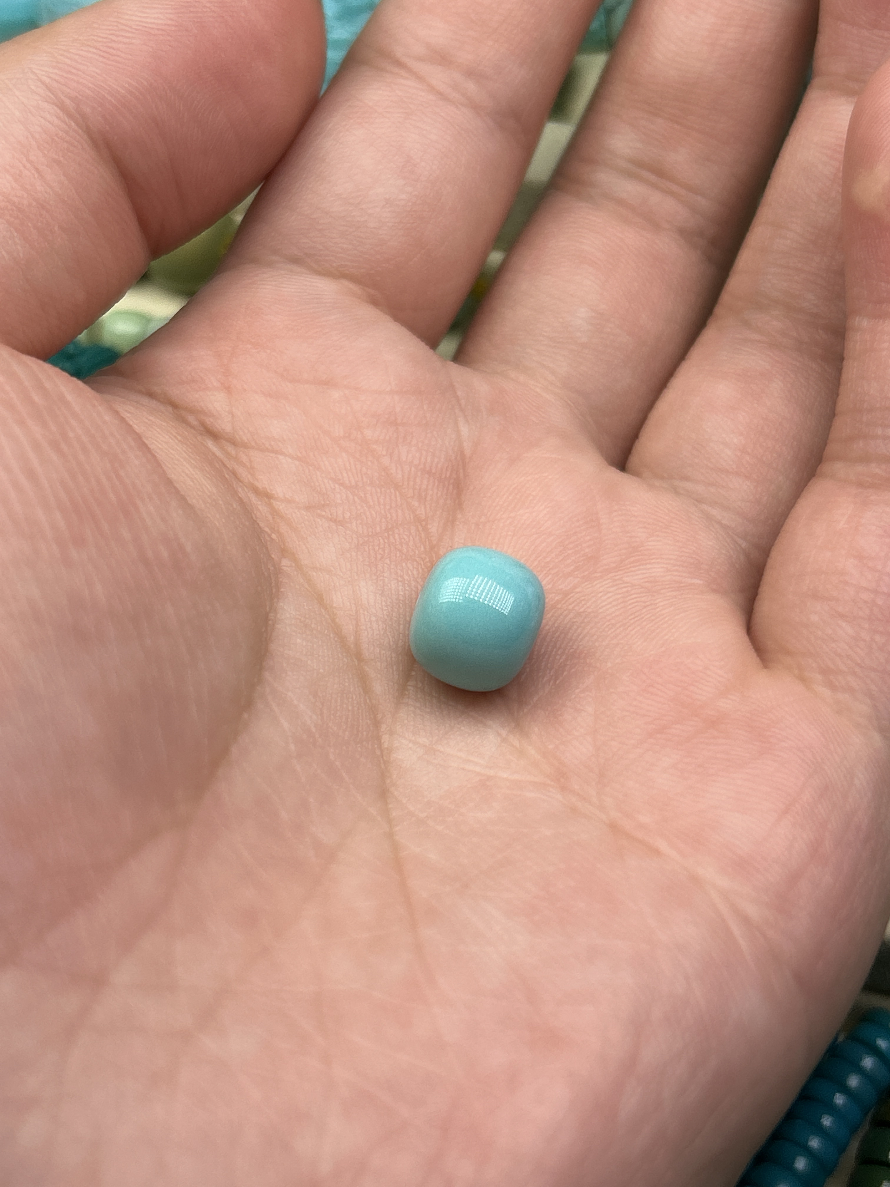 原矿高瓷绿松石老型。   尺寸10.4*9。   重1.34克