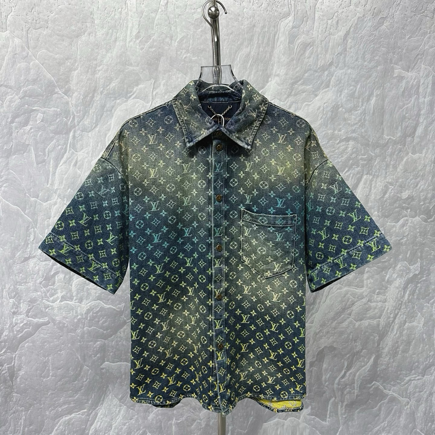 未使用 LouisVuitton/路易威登 彩虹渐变满印衬衫短袖 L码 D10597