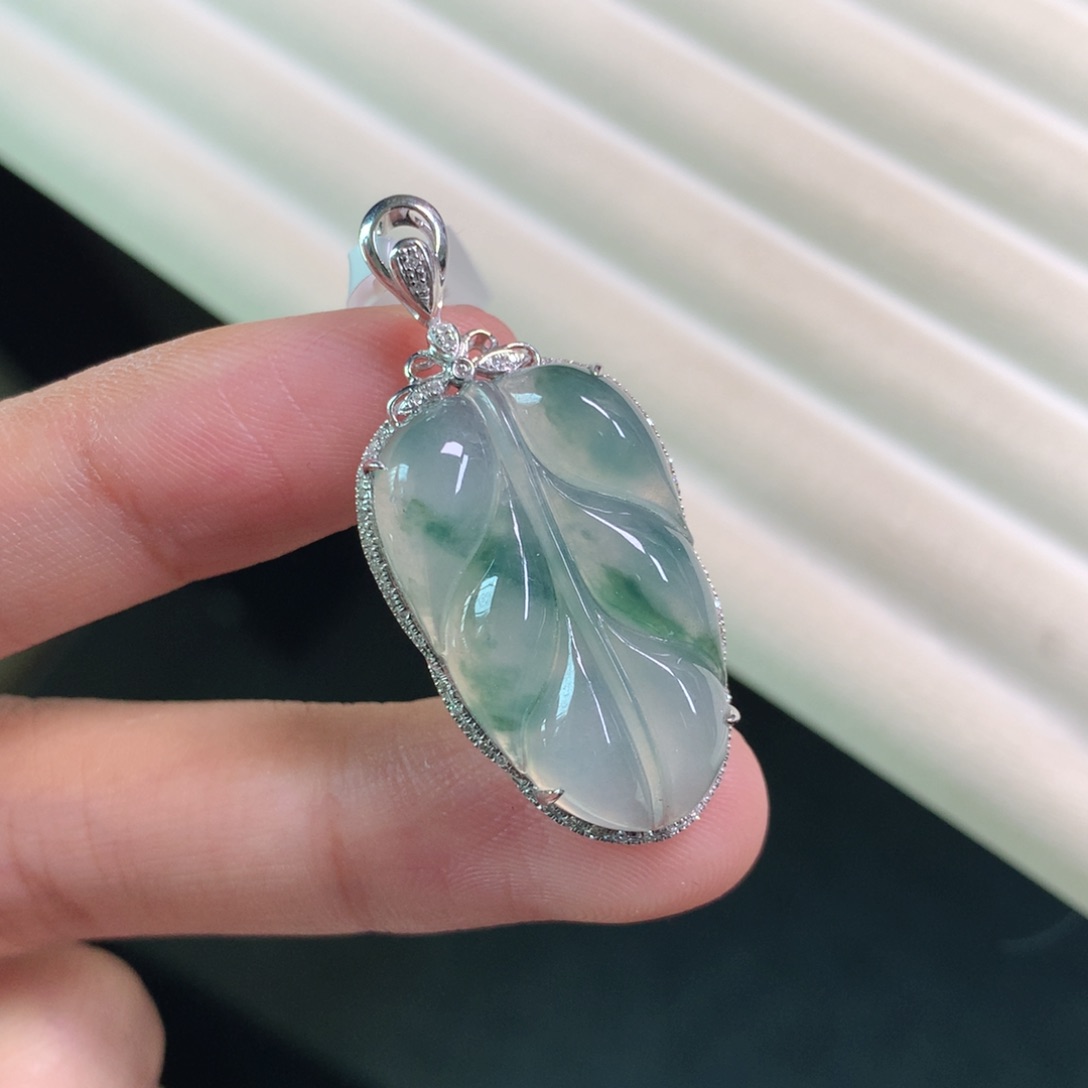 翡翠颈饰18K金镶嵌叶子