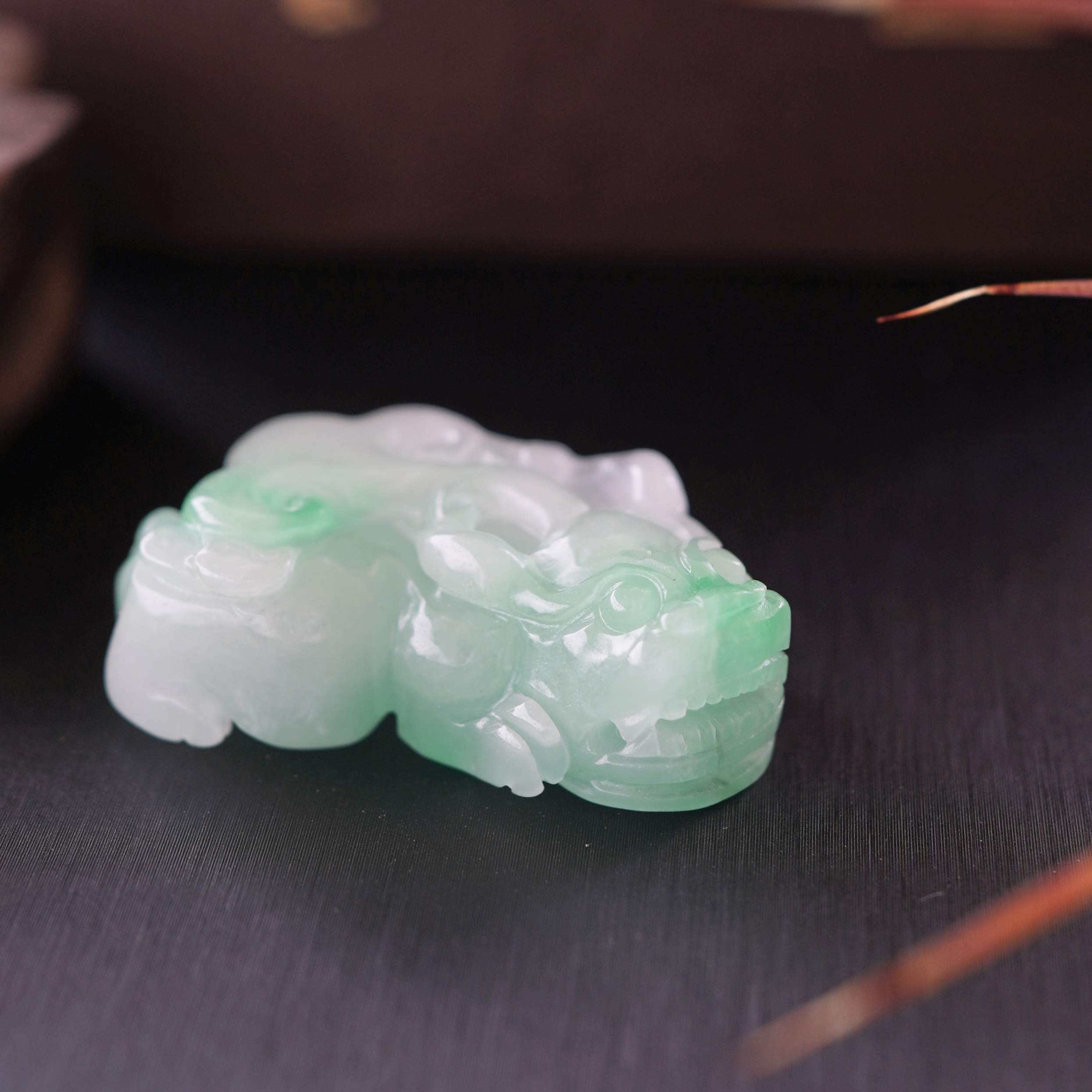 白底飘阳绿招财貔貅精美玉器挂件