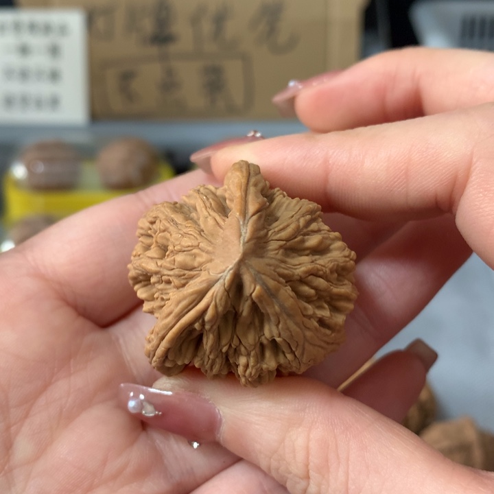 鸿***文玩核桃吊坠异形单只，有瑕疵