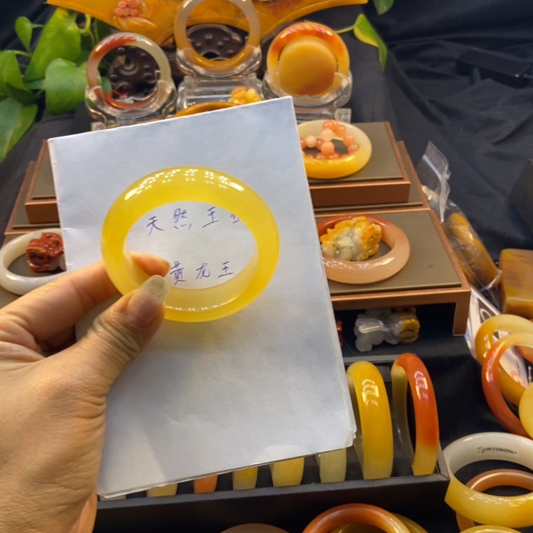 啊***芬石英质玉（黄龙玉）未镶嵌手镯阳阳