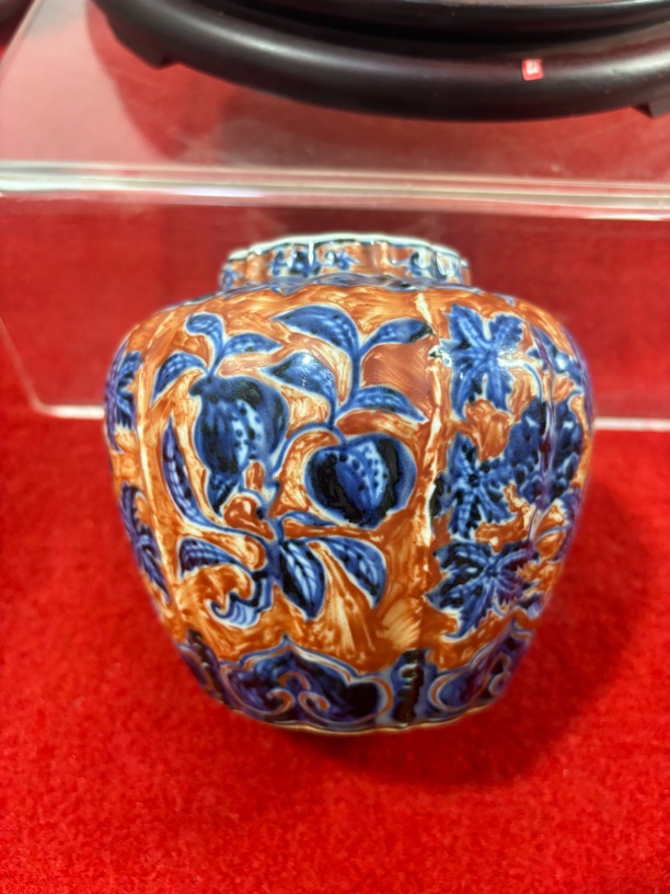 矾红青花多国图罐子