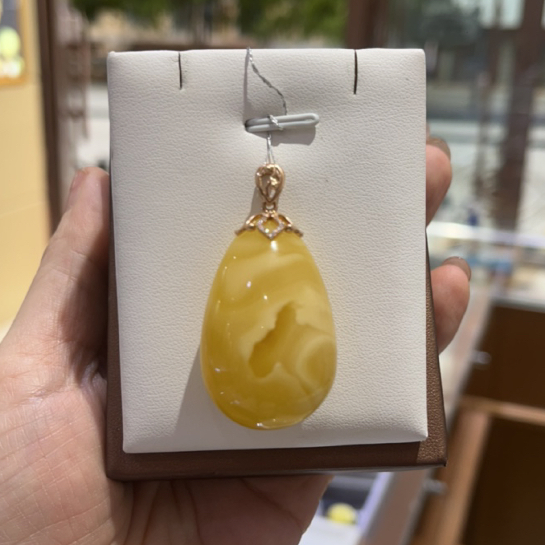 K金镶嵌蜜蜡水滴吊坠