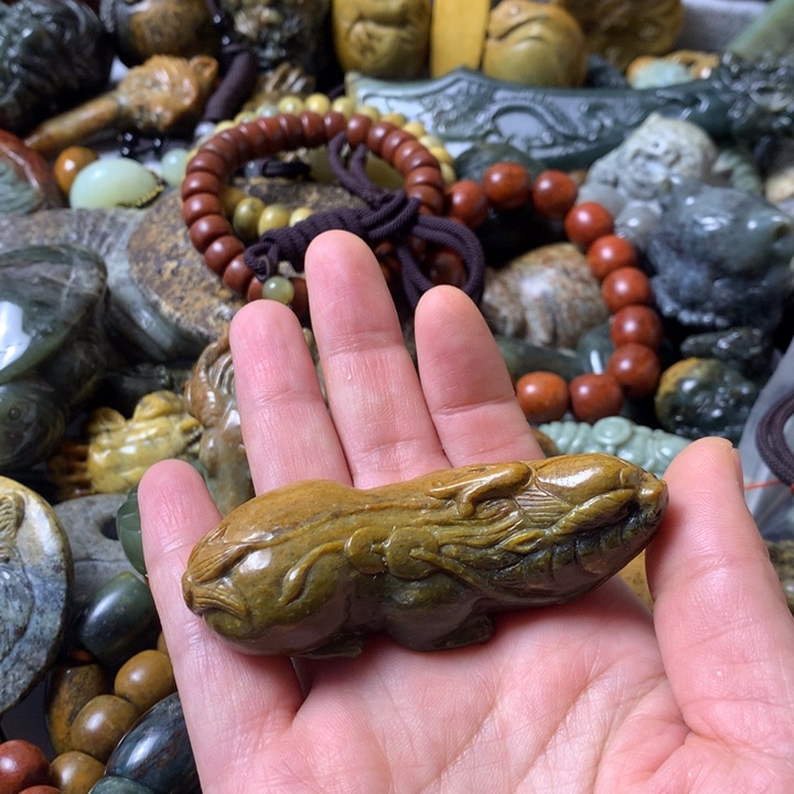 未镶嵌岫岩河磨玉（透闪石质玉）挂件