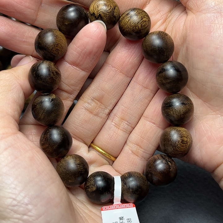 沉香手串s****n白棋留疤