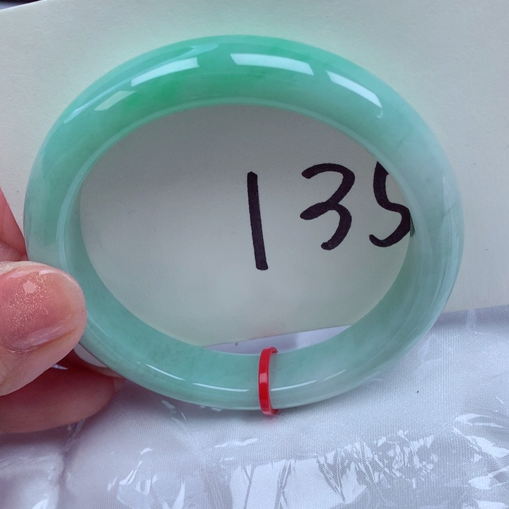 翡翠手镯未镶嵌翡翠