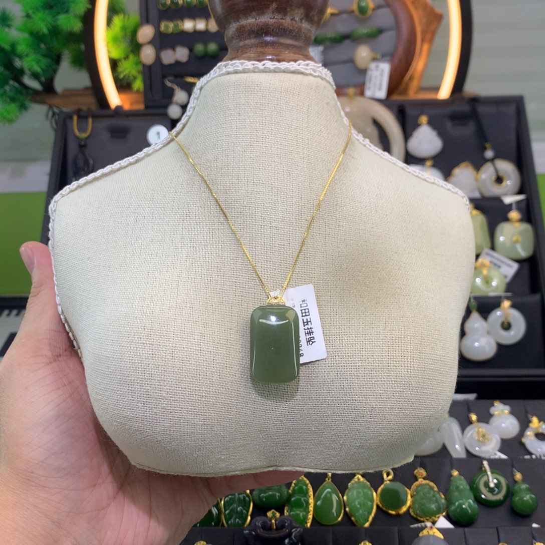 和田玉18K金镶嵌吊坠(赠链)