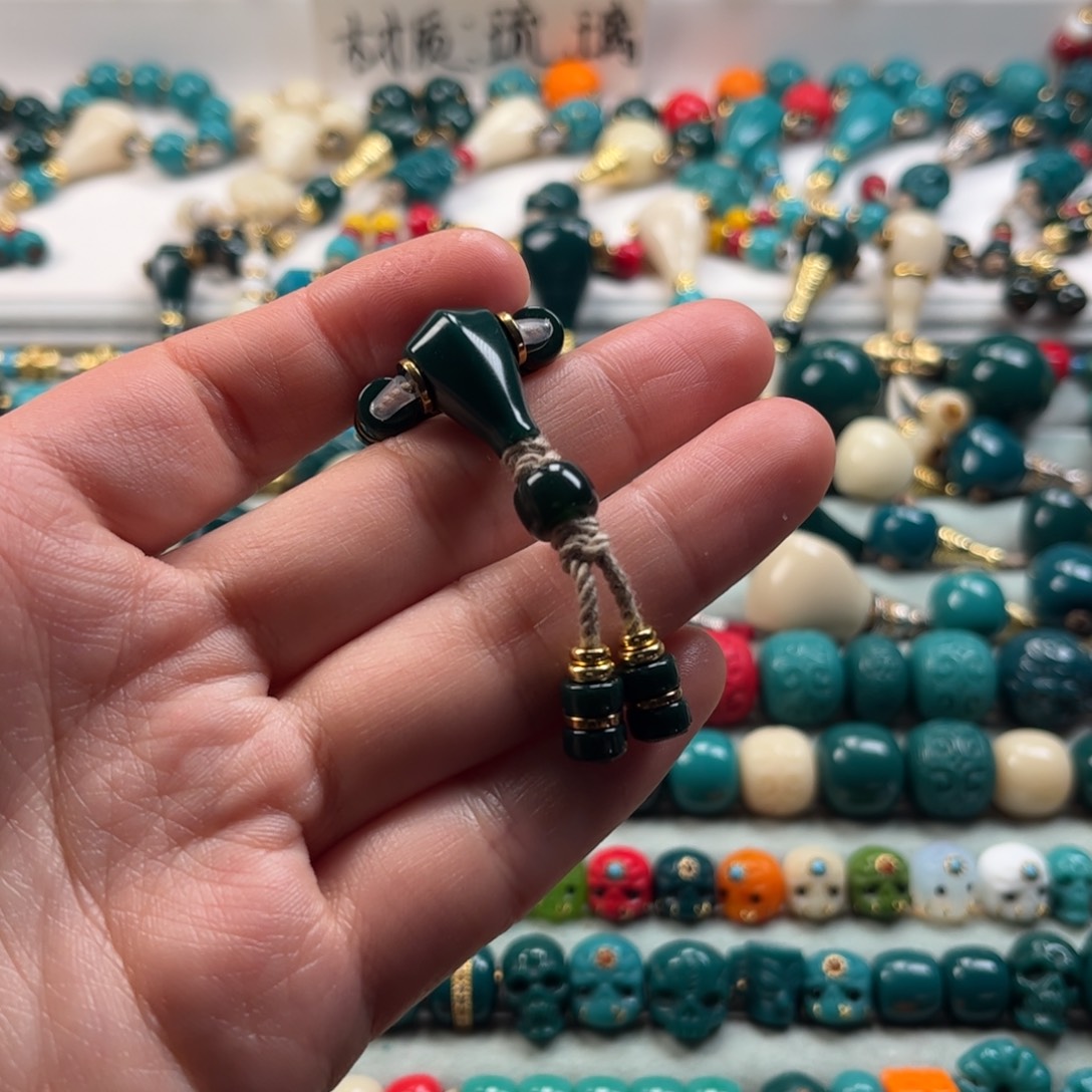 拿***铁琉璃颈饰琉璃配饰