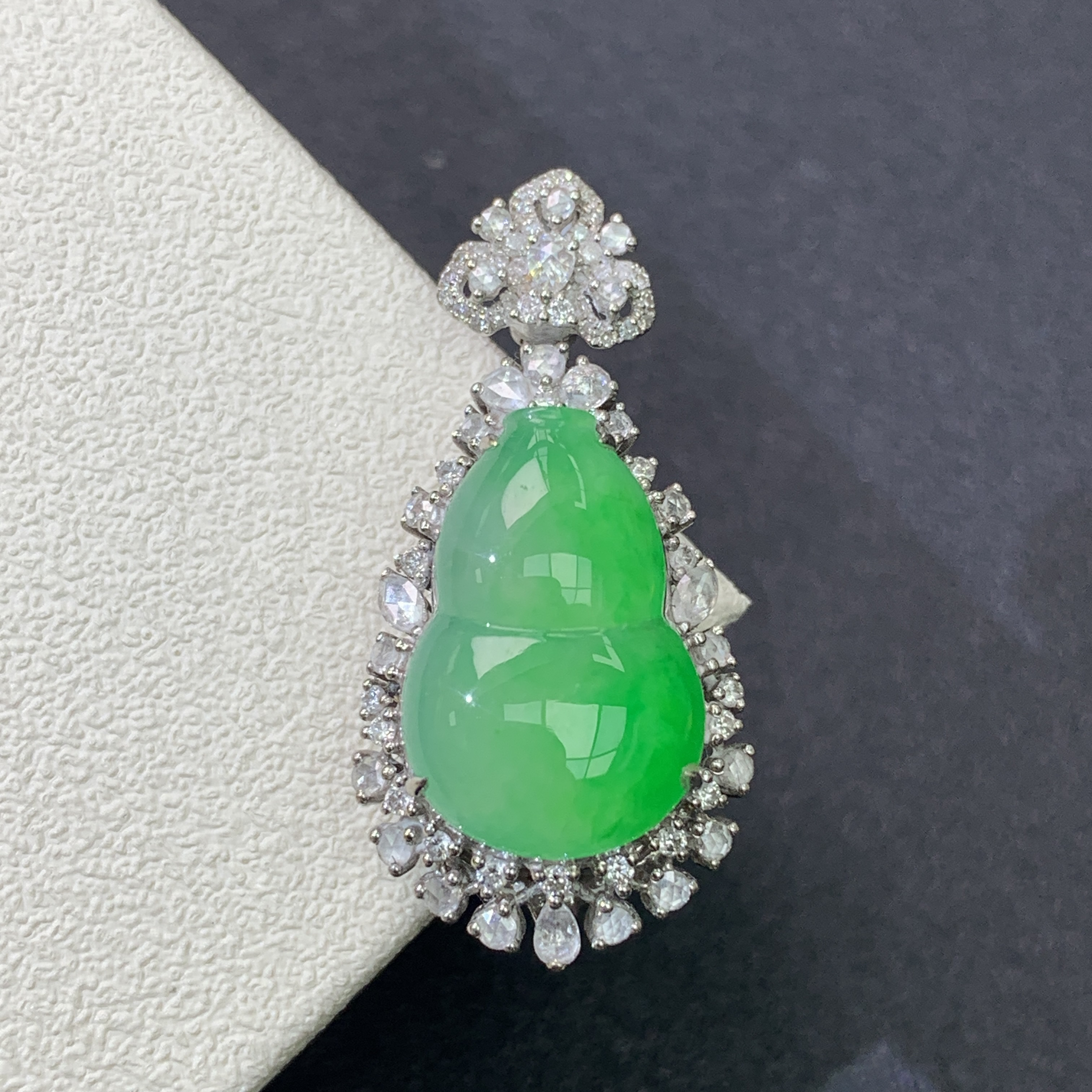 新品推荐·18K金高冰阳绿飘花葫芦缅A翡翠玉石吊坠气质绿色