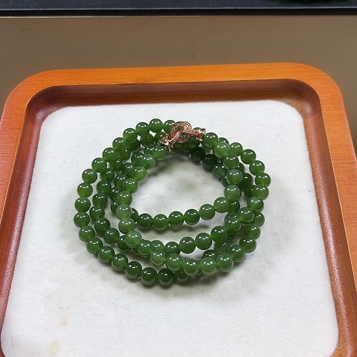颈饰未镶嵌和田玉（碧玉）