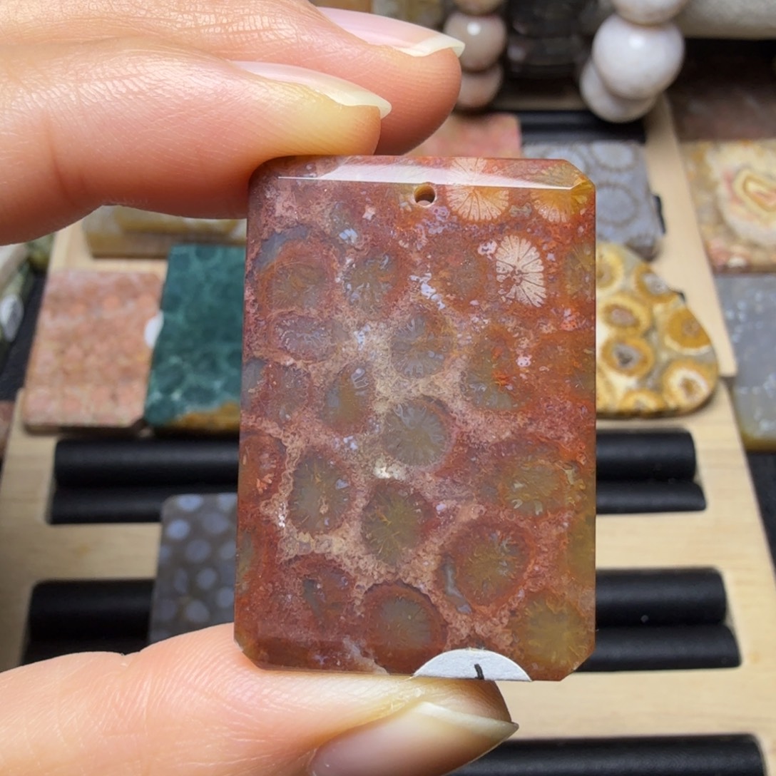 硅化玉未镶嵌酒红色花纹可盘，有个浅裂