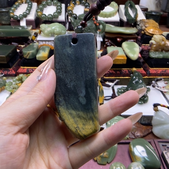 未镶嵌岫岩河磨玉（透闪石质玉）把件