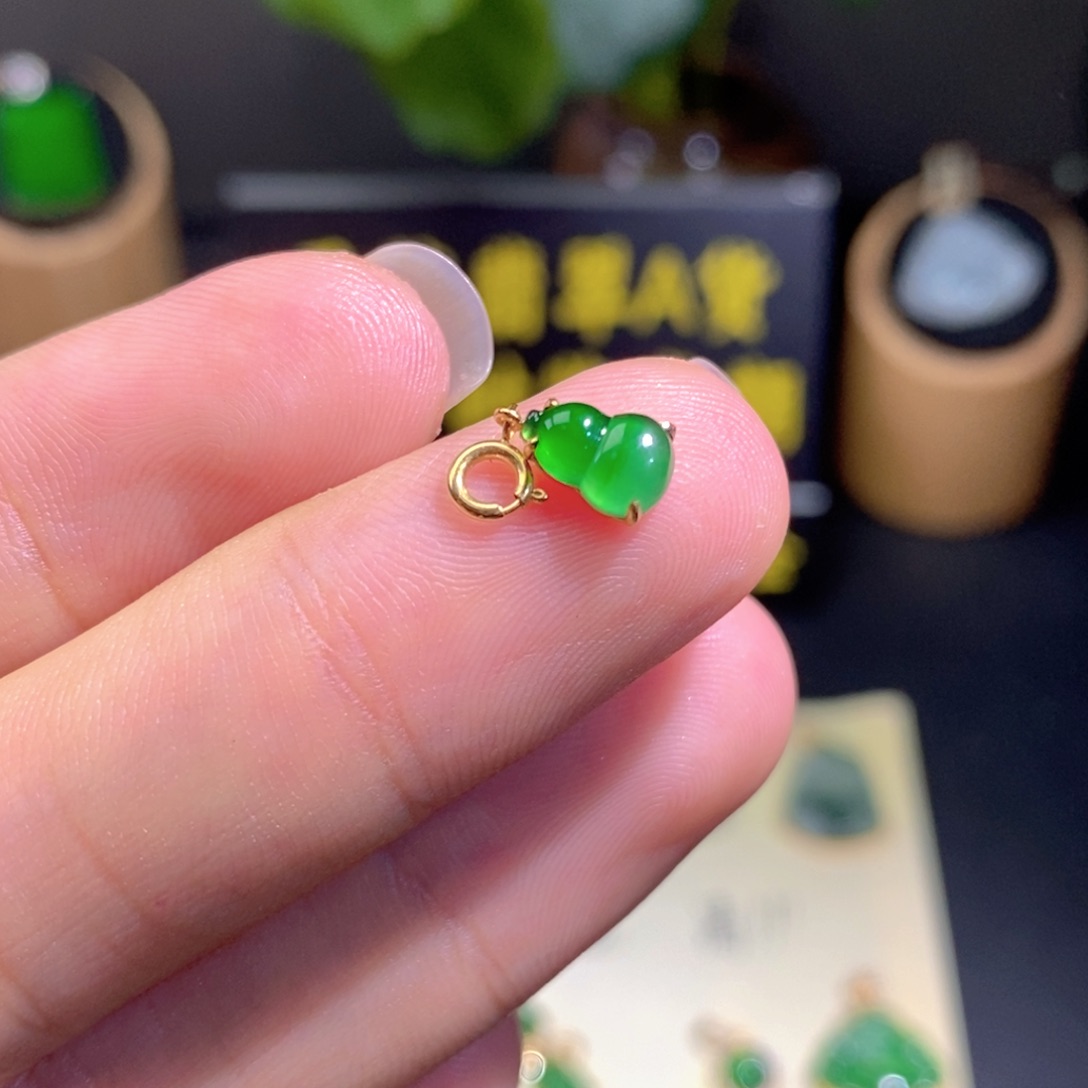 翡翠18K金镶嵌颈饰吊坠