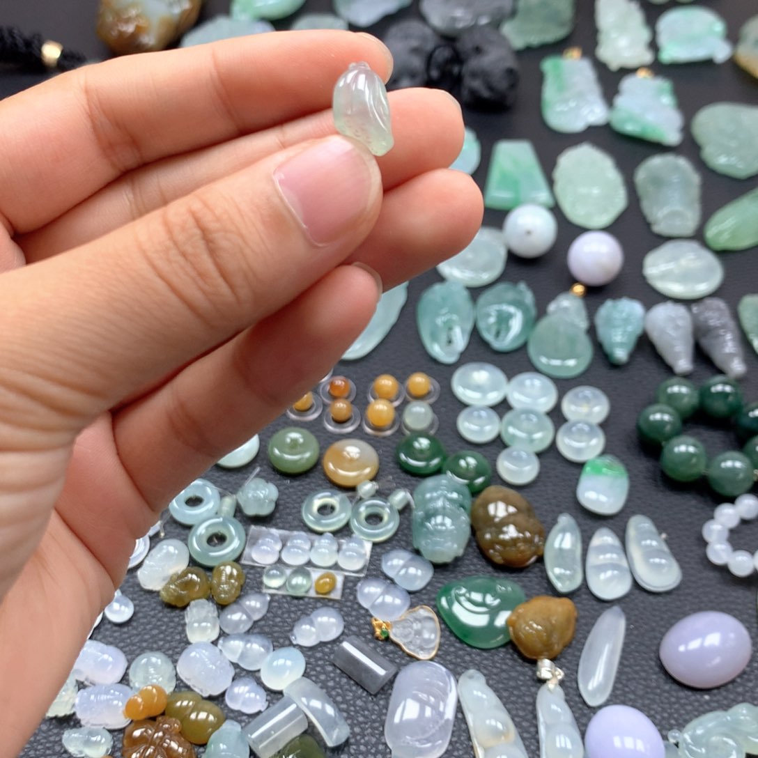 翡翠未镶嵌颈饰莲蓬