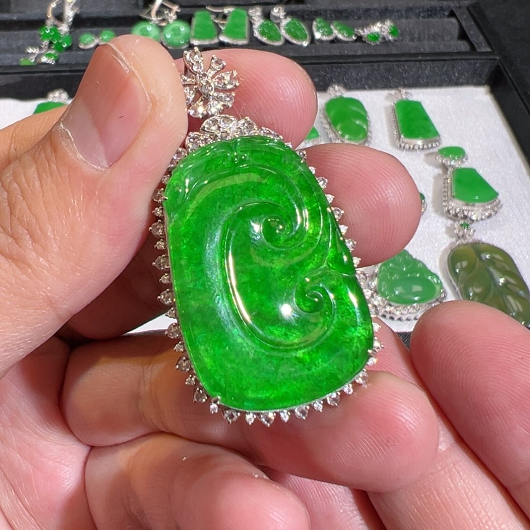 【闪购商品】翡翠吊坠(不含链)18K金镶嵌